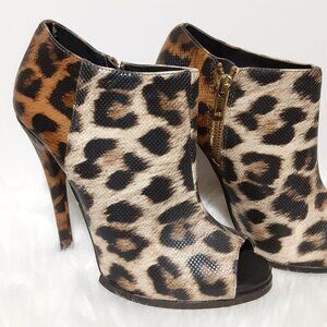 NWOT Leopard Peep Toe Side Zip Stiletto Heels Ankle Boots Booties Womens Size 7